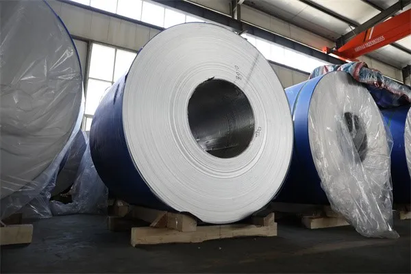 Large rolls of aluminum foil for containers Large rolls of aluminum foil for containers